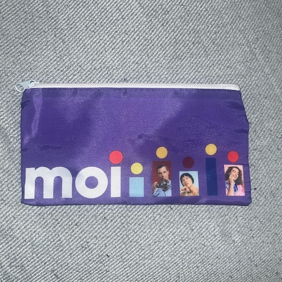 Hi, selling this cute case (could be for pencils ✏️, makeup 💄,receipts 🧾, etc) - Picture 2 of 5